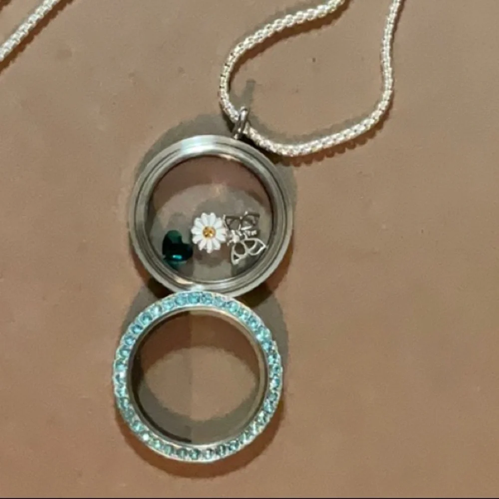 Origami Owl Silver Tone Chain and Blue Stoned Pendant With Three Interior Charms - Picture 3 of 11